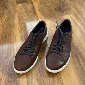 Dark brown mens tennis sneaker